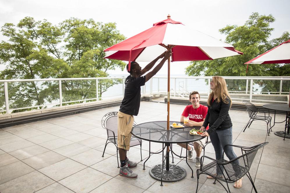 Caf的 offers new food stations 和 an outdoor patio overlooking Lake Michigan.